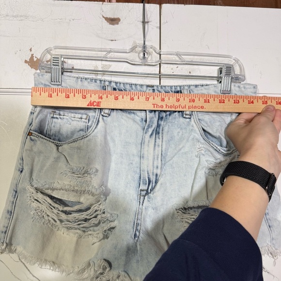Blank NYC Wedgie Shorts Jean Shorts Distressed Light Wash Size 28 Denim Shorts - Picture 5 of 10